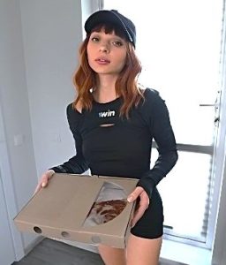 หนังโป๊ฝรั่ง Sexy Student Delivery Girl Ate My Pizza And Got Fucked In Her Tight Pussy