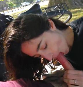 หนังโป๊เอาท์ดอร์ How does a day at the park end up with a public blowjob? – Cute Teen Swallows Cum