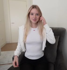 Pornฝรั่ง Krupa is ready to sell herself to a stranger for the sake of gambling
